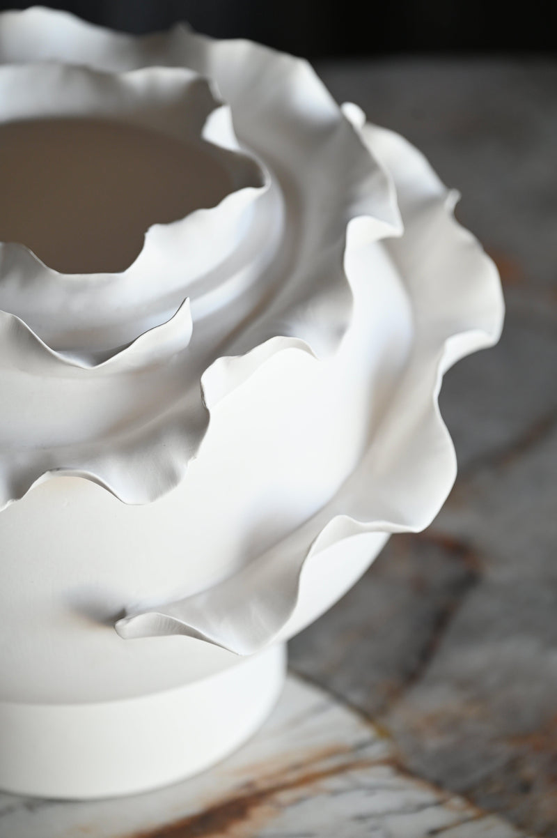 Vaso in porcellana fatto a mano Ricciolo Baci Milano