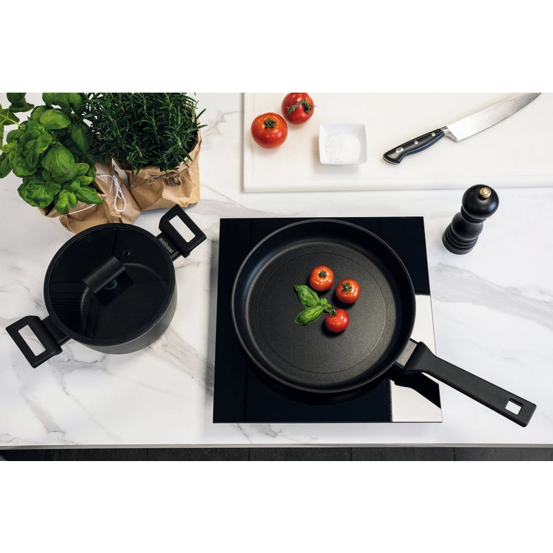 padella titan pro su piano cottura