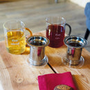 Tisaniera in vetro borosilicato con manico colorato e scritta WD Lifestyle