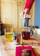 Tisaniera in vetro borosilicato con manico colorato e scritta WD Lifestyle