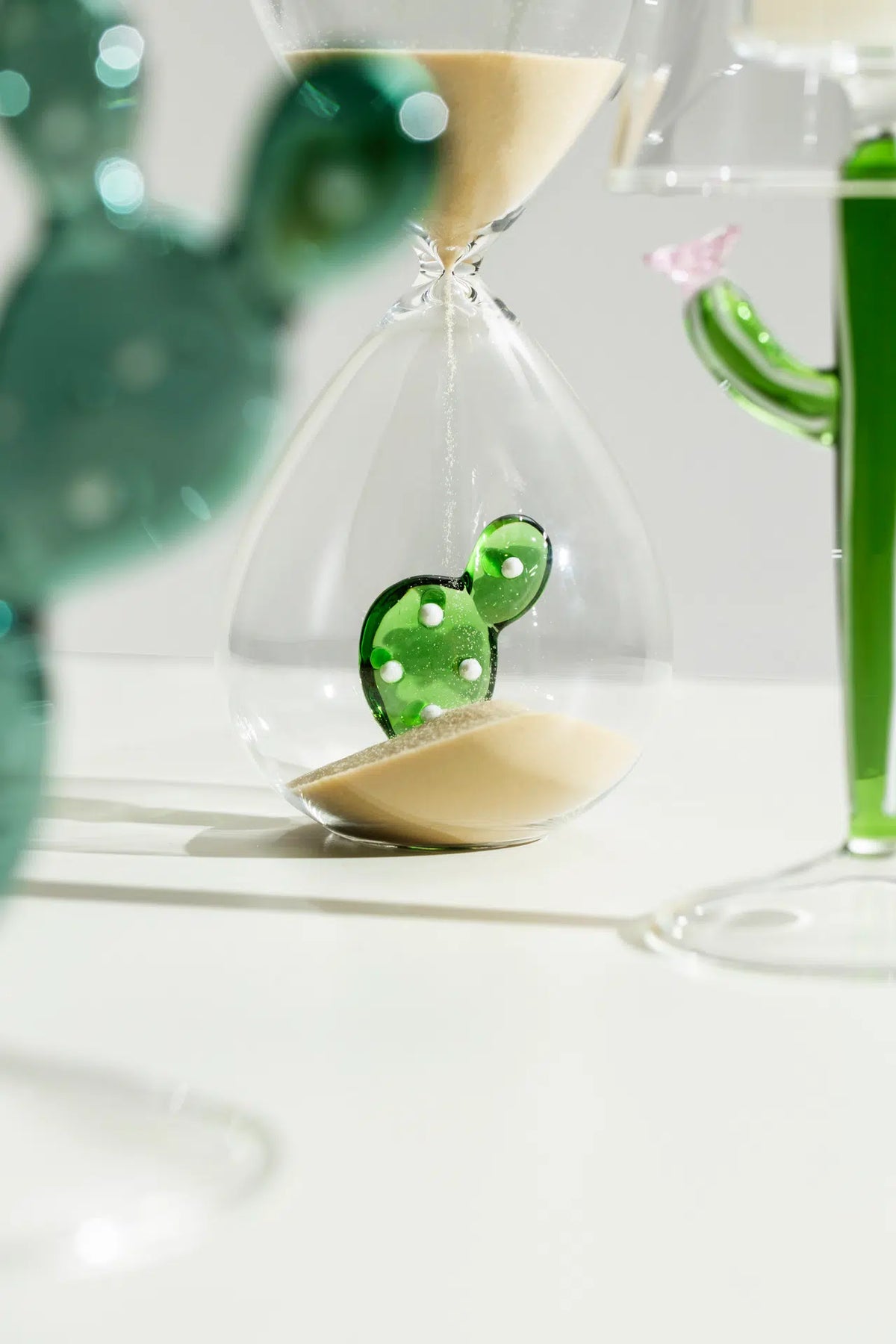 Clessidra Con Passare Verde Della Sabbia Fotografia Stock - Immagine di