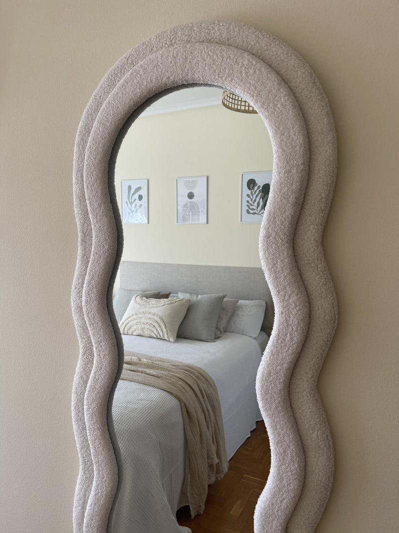 Specchio Wavy Mirror Charlotte Ondulato da Parete e da Terra in tessuto Bianco/Beige - Flamingueo