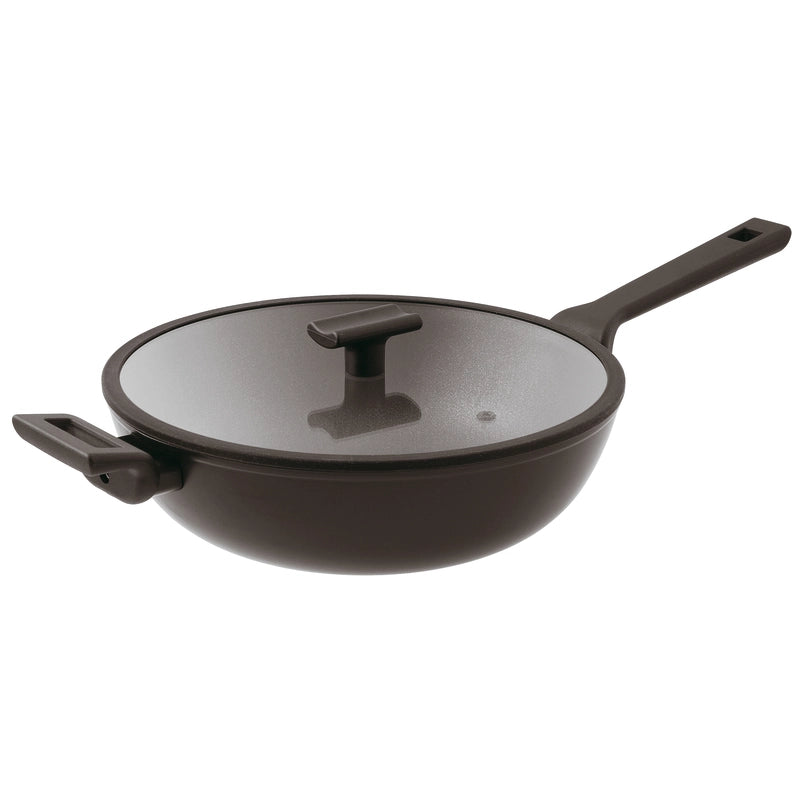 wok su sfondo bianco